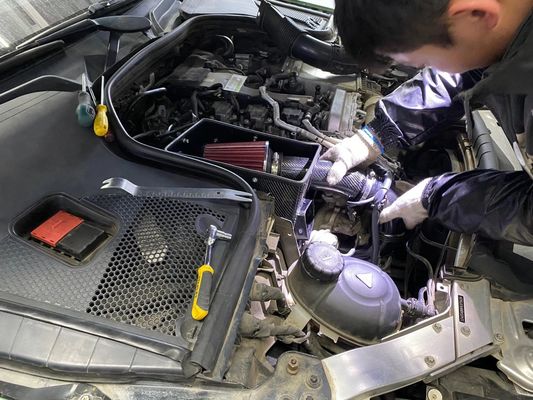 Mercedes Benz W205 Serat Karbon Air Intake Meningkatkan Aliran Udara Bagian Mesin Otomotif